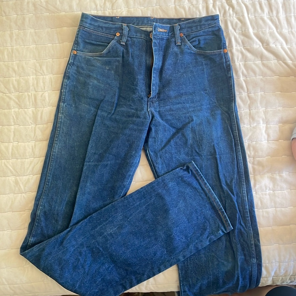 Brand new men’s wrangler jeans. Size 34/38 straight.